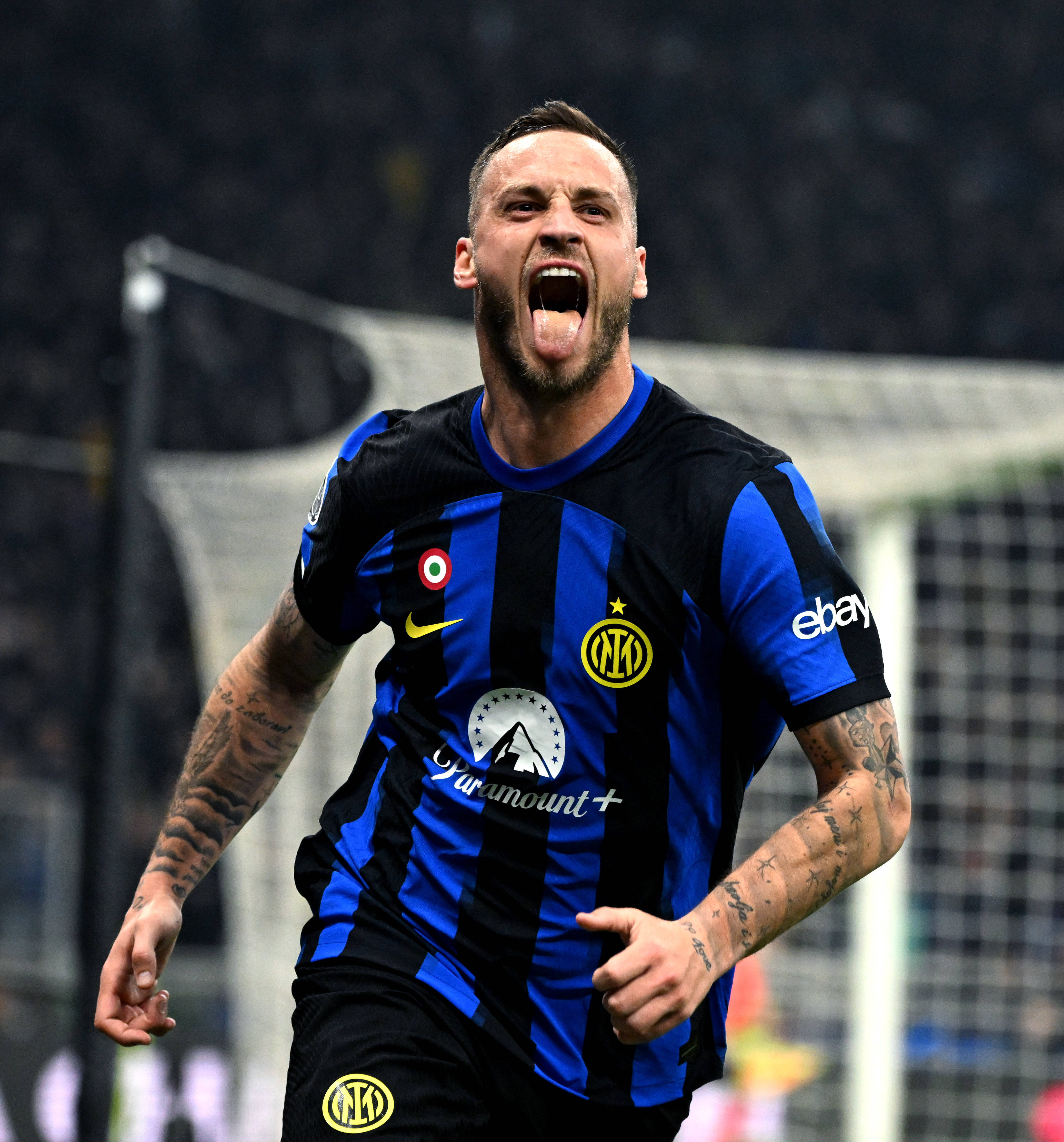 美术课上学生用课本表演变脸，轻松拿捏住精髓， 网友：“教科书式”变脸！