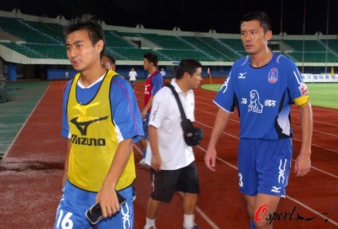 篮球篮网训练场出现意外，球员手指受伤