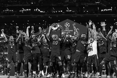 连丢2局！梁靖崑直摇头，孙颖莎耐心给他复盘，王艺迪一旁看热闹