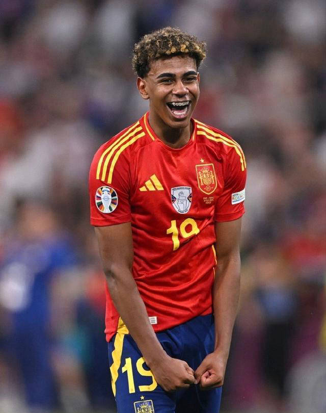 西班牙vs土耳其首发：奥尔莫、梅里诺先发，居莱尔替补（西班牙对阵土耳其首发确定：奥尔莫、梅里诺出战，居莱尔替补待命）