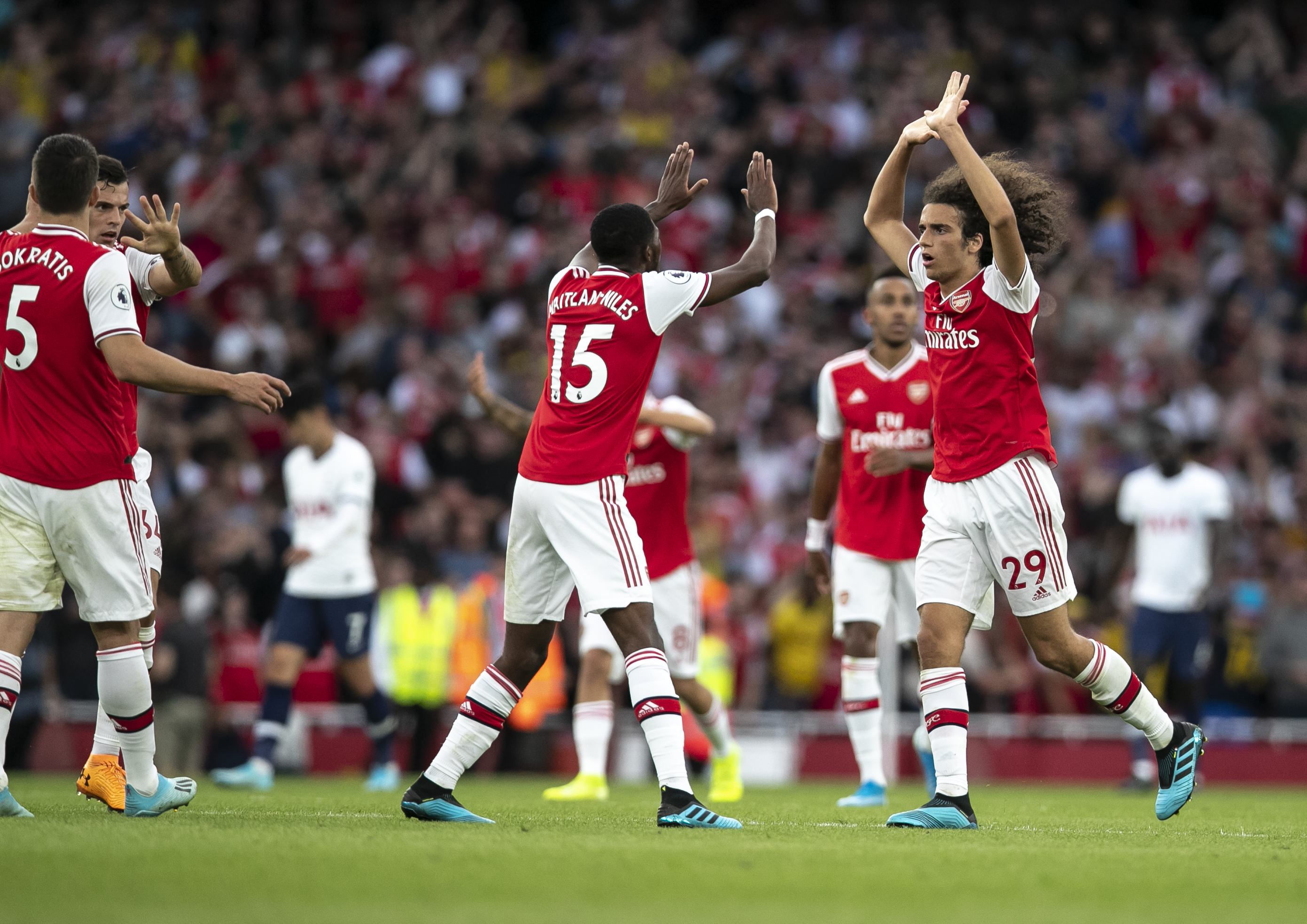 “罗马队友基情互动”，德罗西赛后新闻发布会被哲科亲吻