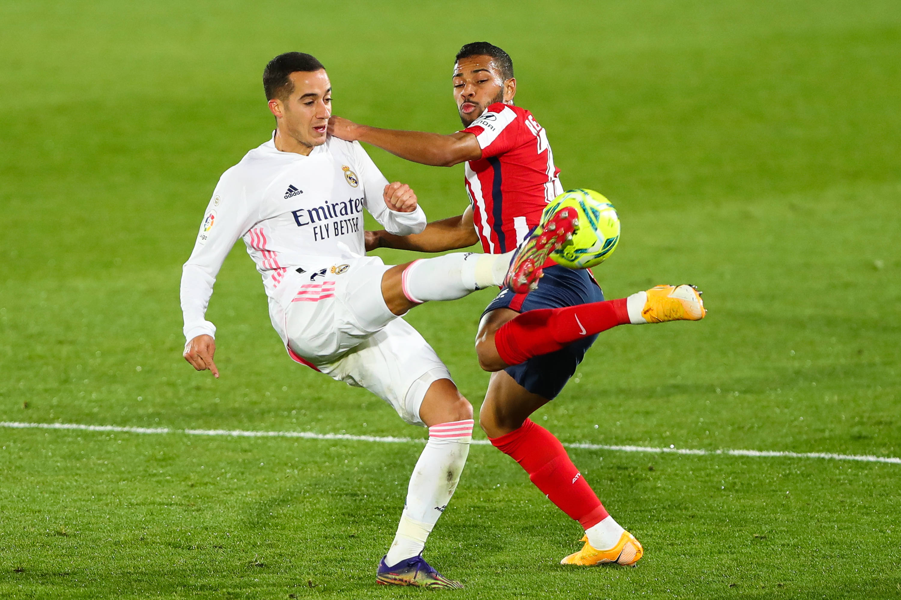 皇马对塞维利亚裁判确定，上赛季未罚下飞铲姆巴佩球员惹争议（皇马战塞维利亚主裁确定：曾因上季未将飞铲姆巴佩者罚下而引争议）