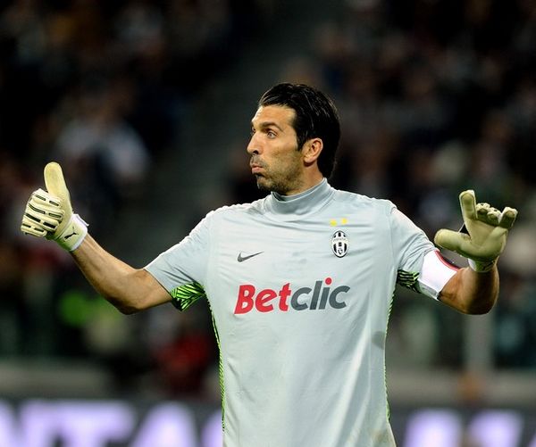 沙特联半场：莫克瓦纳造点+进球，哈森姆2-1拉斯永恒（沙特联半场战报：莫克瓦纳造点并破门，哈森姆暂以2-1领先拉斯永恒）