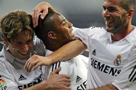 拜仁积极追求梅努，欲将其打造成欧冠核心，但曼联与意甲球队争夺，形势激烈。