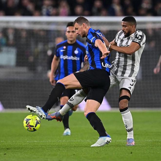 队报球迷票选2025年度11人：中前场巴萨占3席，锋线姆巴佩+登贝莱（队报球迷评选2025年度最佳11人：巴萨中前场占三席，锋线姆巴佩联手登贝莱）